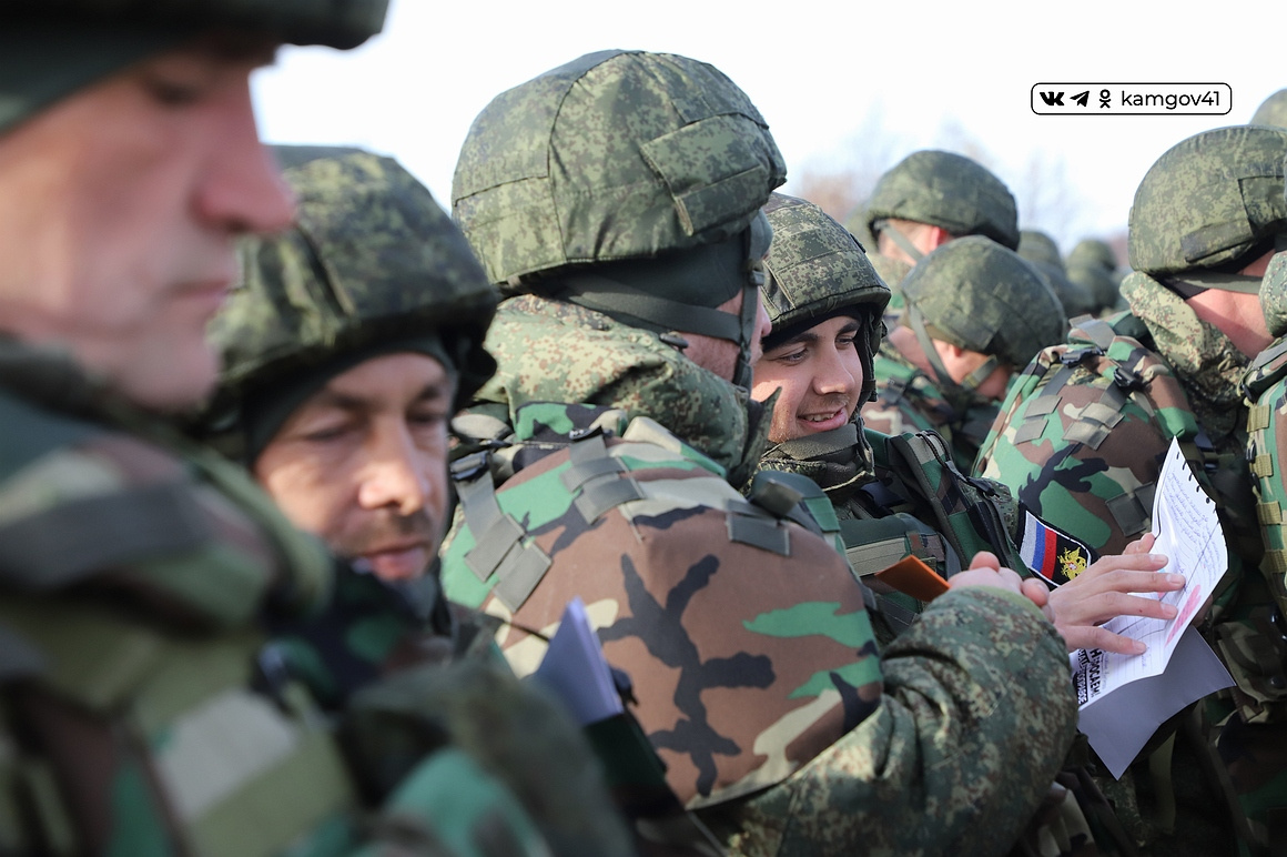 Проводы мобилизованных жителей Камчатки на специальную военную операцию. Фоторепортаж . Фото: Виктор Гуменюк. Фотография 42