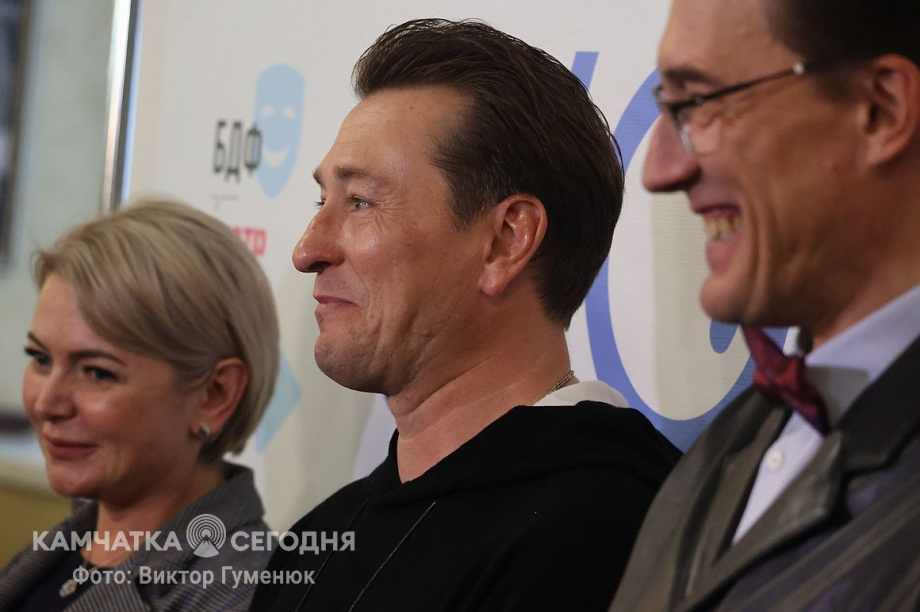 Встреча народного артиста РФ Сергея Безрукова с камчатскими журналистами. Фоторепортаж. Фото: Виктор Гуменюк. Фотография 4