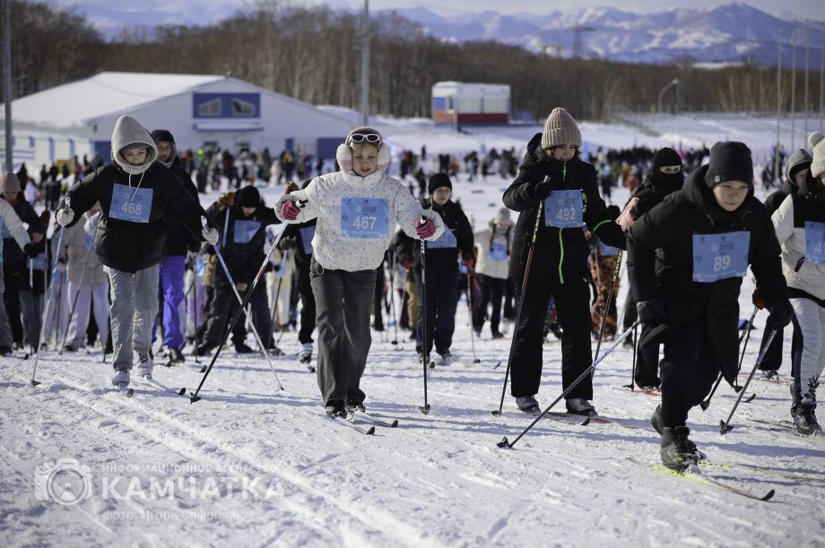 Лыжня России 2026 на Камчатке: полторы тысячи участников объединились на старте. Фото: «Камчатка Сегодня» \ Игорь Сафончик. Фотография 44