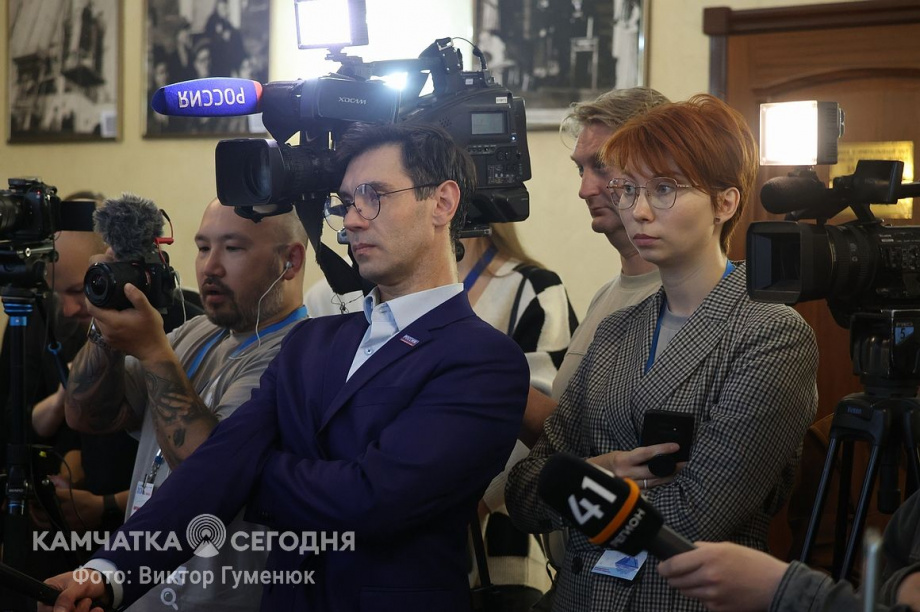 Встреча народного артиста РФ Сергея Безрукова с камчатскими журналистами. Фоторепортаж. Фото: Виктор Гуменюк. Фотография 15
