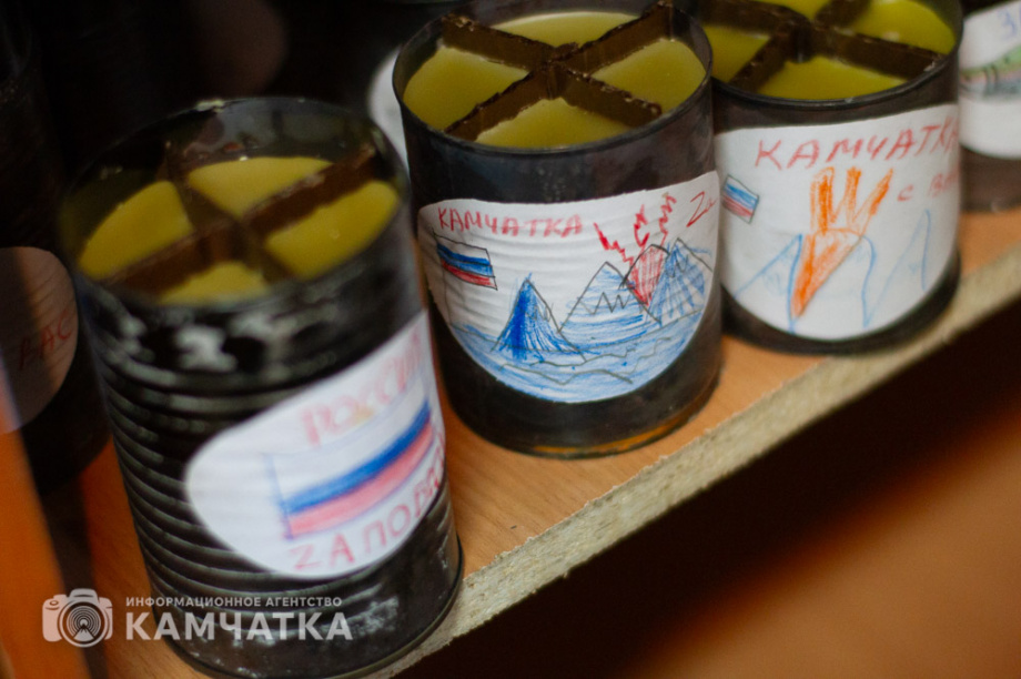 «Буржуйка» демаскирует, свеча оберегает. Камчатские бойцы благодарят земляков за рукотворные блиндажные свечи. Фото: ИА «Камчатка»  . Фотография 11