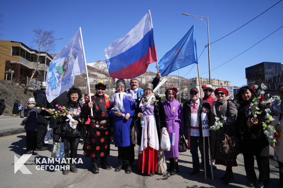 Тысячи камчатцев вышли на первомайское шествие на площади Ленина (фоторепортаж). Фото: ИА «Камчатка». Фотография 3