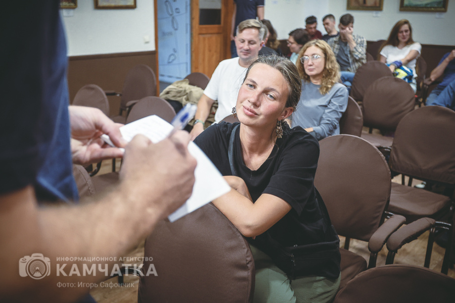 Российский мотопутешественник представил на Камчатке премьеру своего фильма о Командорах. Фото: «Камчатка Сегодня» \ Игорь Сафончик+. Фотография 41