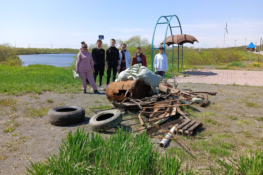 Побережье Камчатского залива очищают от мусора . . Фотография 2