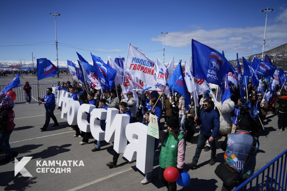 Тысячи камчатцев вышли на первомайское шествие на площади Ленина (фоторепортаж). Фото: ИА «Камчатка». Фотография 38