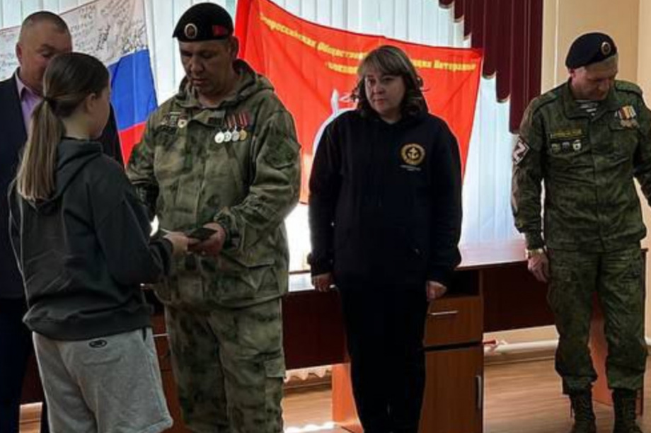 Памятные знаки «Семье погибшего защитника Отечества» доставили на Камчатку. Их вручают родственникам. Фото: филиал Фонда «Защитники Отечества». Фотография 3