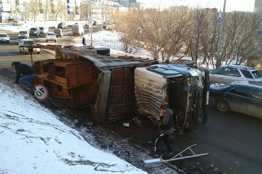 Грузовик опрокинулся на Стройматериалах в Петропавловске. Фото: Александра Галдина. Фотография 2