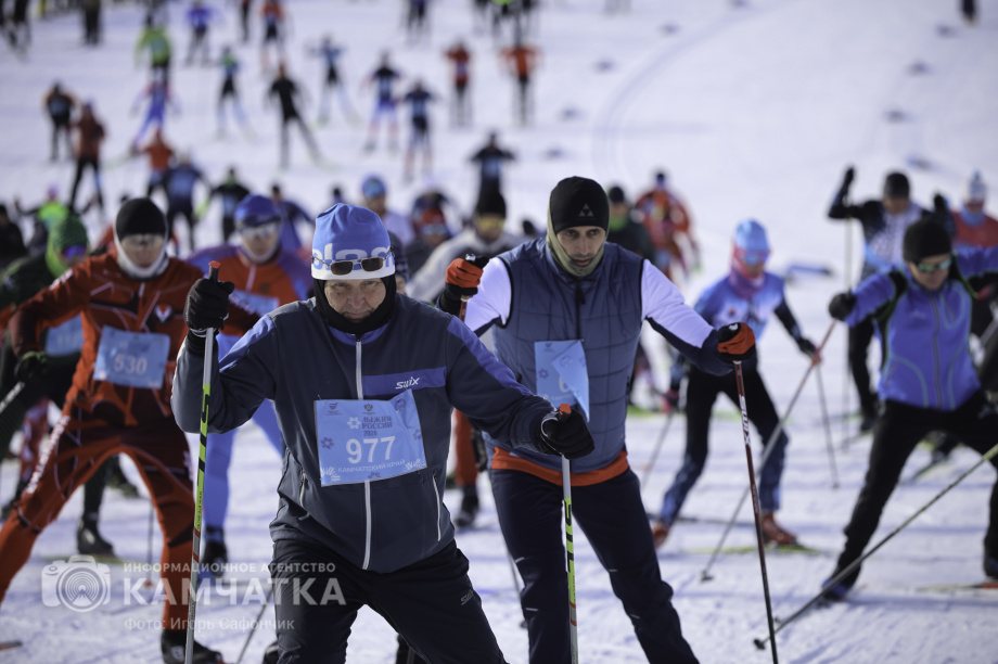 Лыжня России 2026 на Камчатке: полторы тысячи участников объединились на старте. Фото: «Камчатка Сегодня» \ Игорь Сафончик. Фотография 14