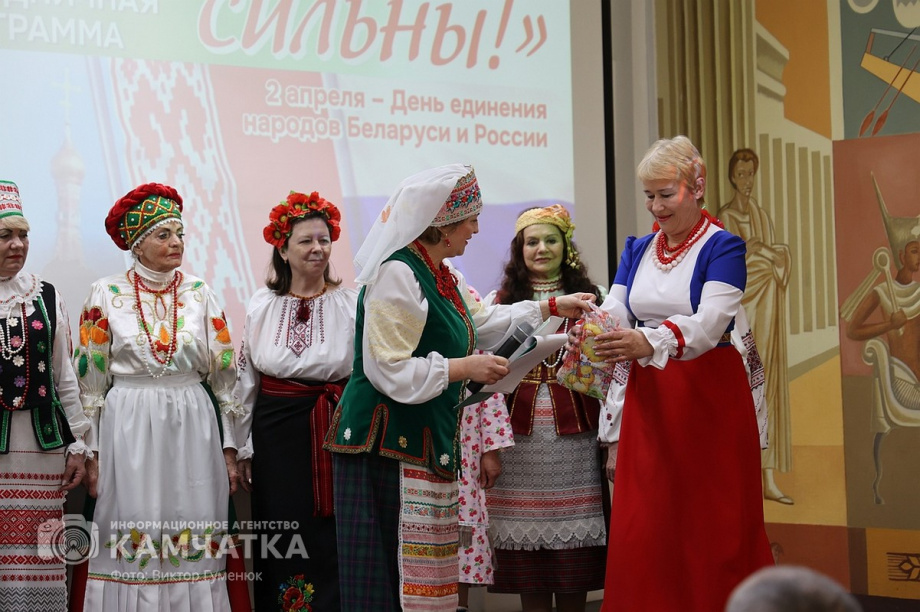 Праздничная программа «Единством сильны!» (фоторепортаж из библиотеки им. С.П. Крашенинникова). Фото: ИА «Камчатка» \ Виктор Гуменюк. Фотография 54