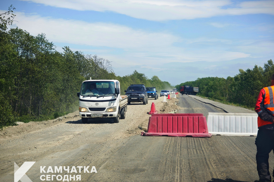 На подъезде к Николаевскому кольцу перекрыта одна полоса из-за ремонта дороги. . Фотография 1