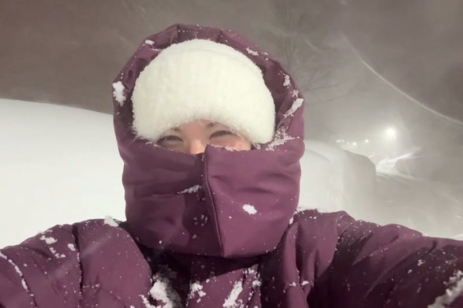 Камчатка держит в снежном плену с термальными источниками столичную знаменитость. Фото: ТГ-канал Иды Галич. Фотография 1