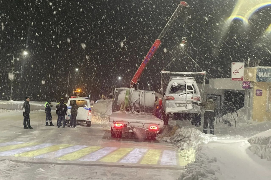 В столице Камчатки активно эвакуируют автомобили, мешающие снегоочистке. Фото: Госавтоинспекция Камчатского края