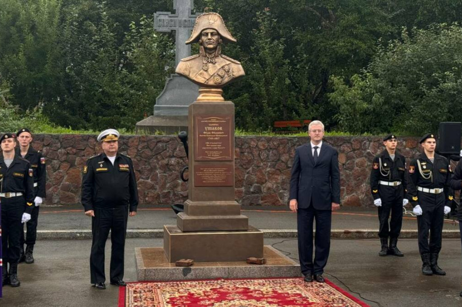 Бюст адмирала Ушакова установили на Камчатке . Фото: kamgov.ru. Фотография 1