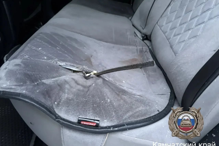 Металлический штырь насквозь пробил днище и сидение иномарки. Госавтоинспекция. Фотография 1