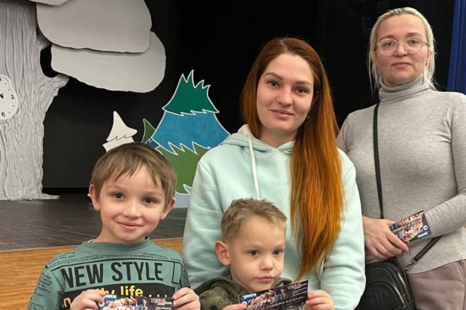 В Вилючинске семьи военнослужащих, участвующих в СВО, побывали на мюзикле «Волк и семеро козлят». Фото: фонд Защитники Отечества (Камчатка). Фотография 5