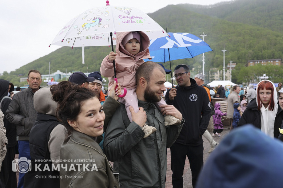 День России отметили на Камчатке многонационально, с митингом, концертом и детскими забавами. . Фотография 7