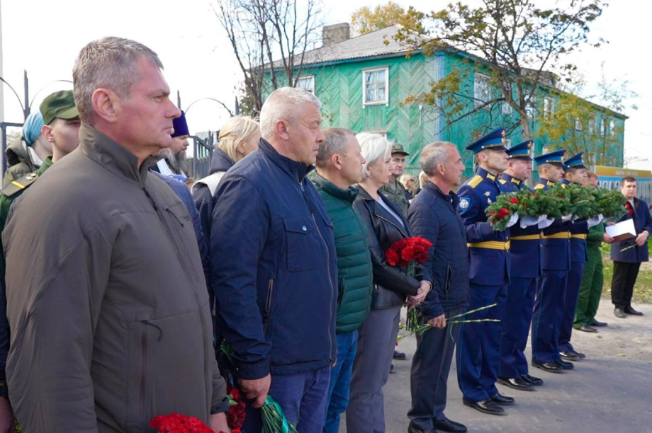В поселке Ключи открыли памятник героям СВО. Фото: Заксобрание Камчатского края. Фотография 4