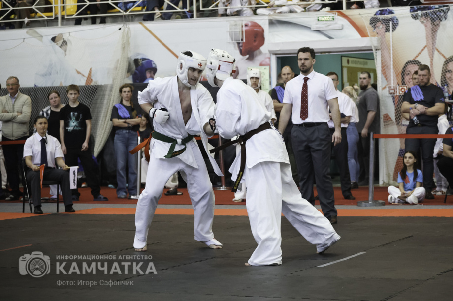 На Камчатке состоялся Чемпионат и первенство ДФО по каратэ-киокусинкай (фоторепортаж). Фото: «Камчатка Сегодня» \ Игорь Сафончик. Фотография 101