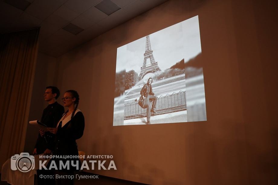 «Парту Героя» открыли сегодня в школе Петропавловска. фото: Виктор Гуменюк. Фотография 38