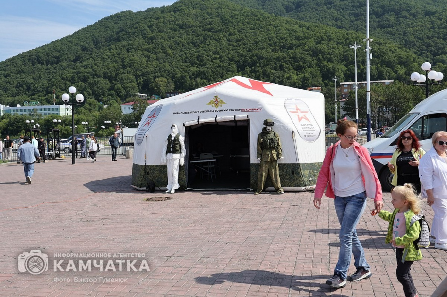 Триколор на главной площади Петропавловска-Камчатского - главный герой и триумфатор  . Фото: ИА «Камчатка» \ Виктор Гуменюк. Фотография 49