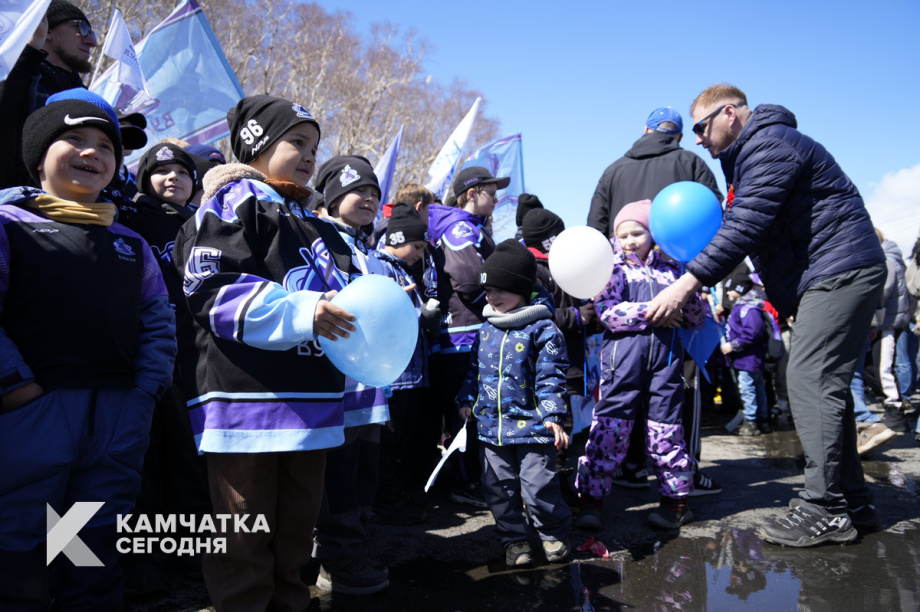 Тысячи камчатцев вышли на первомайское шествие на площади Ленина (фоторепортаж). Фото: ИА «Камчатка». Фотография 31