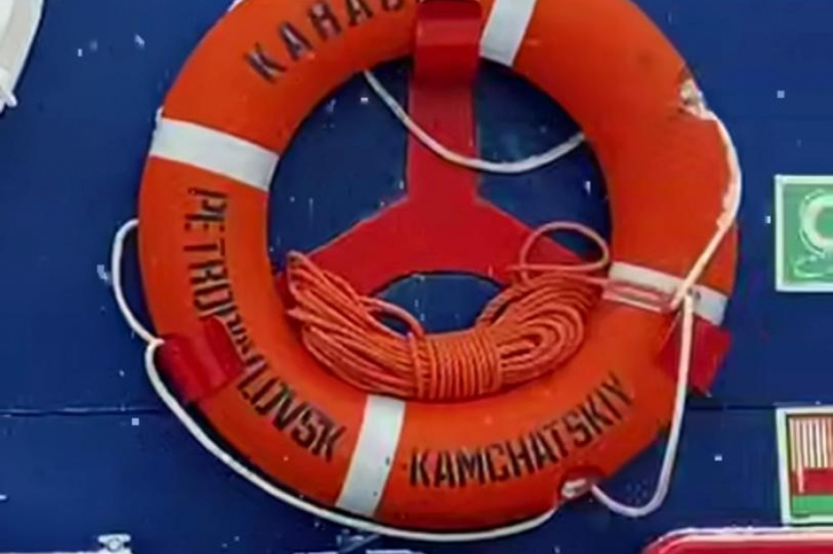 Государственный флаг РФ поднят на двух камчатских сейнерах. . Фотография 5