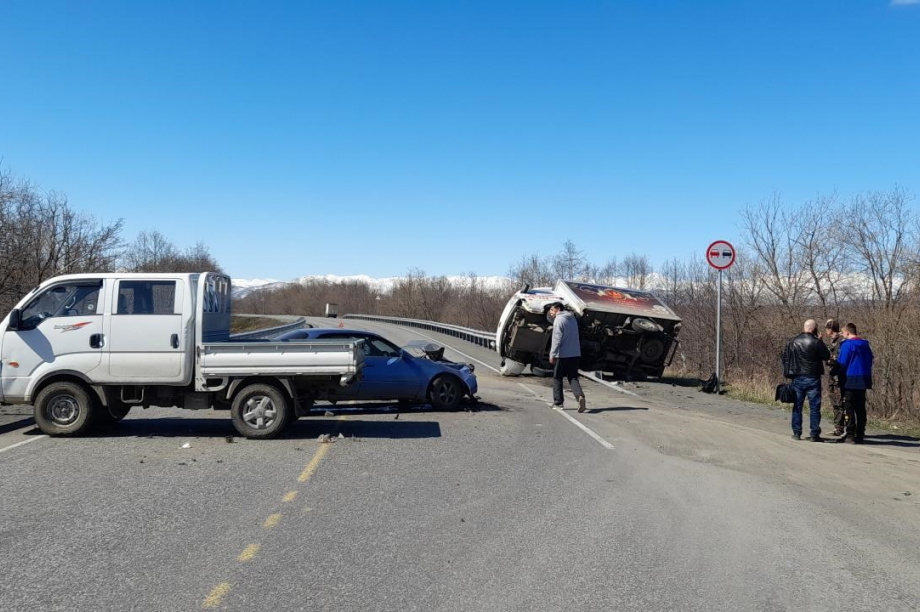 Легковой автомобиль столкнулся с двумя грузовиками на Камчатке. Фото: ГИБДД