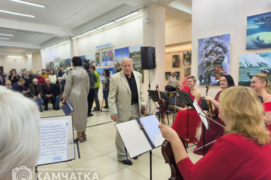 Известный камчатский фотограф Игорь Вайнштейн отметил свой 90-летний юбилей открытием выставки. Фото: ИА «Камчатка» \ Игорь Сафончик. Фотография 10