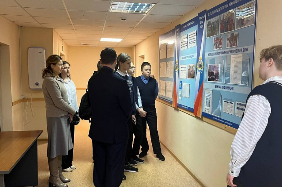 Школьники из Петропавловска-Камчатского сходили в гости к городским  депутатам. Фото: дума ПКГО. Фотография 3
