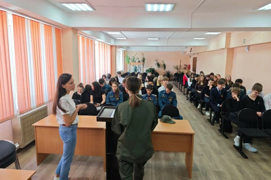 Урок мужества в школе №28: ветеран СВО и спасшая человека курсантка центра «Воин». . Фотография 1