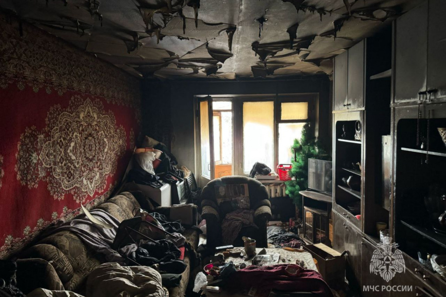 В поселке Сосновка на Камчатке пожарные спасли из огня троих человек. Фото: ГУ МЧС России по Камчатскому краю. Фотография 1