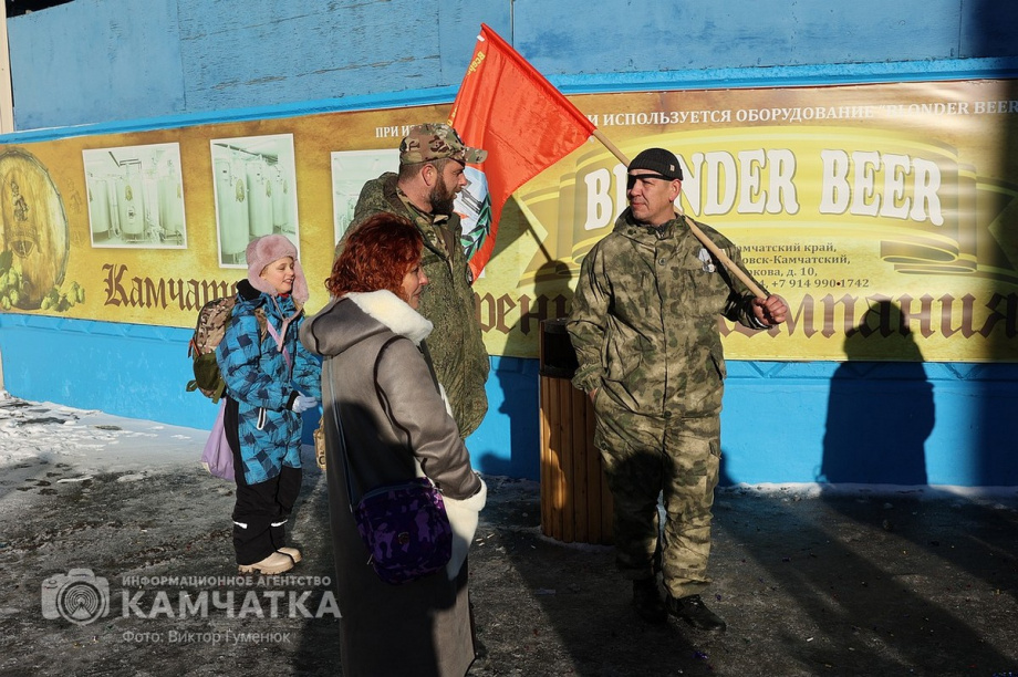 Это радость со слезами на глазах — самолёт с мобилизованными бойцами СВО прилетел на Камчатку. Фото: Виктор Гуменюк . Фотография 55