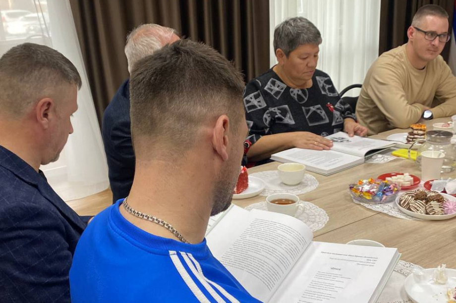 В камчатском фонде «Защитники Отечества»  презентовали сборник рассказов, посвящённых СВО. Фото: фонд Защитники Отечества (Камчатка). Фотография 4