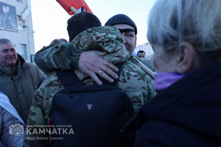 Это радость со слезами на глазах — самолёт с мобилизованными бойцами СВО прилетел на Камчатку. Фото: Виктор Гуменюк . Фотография 66