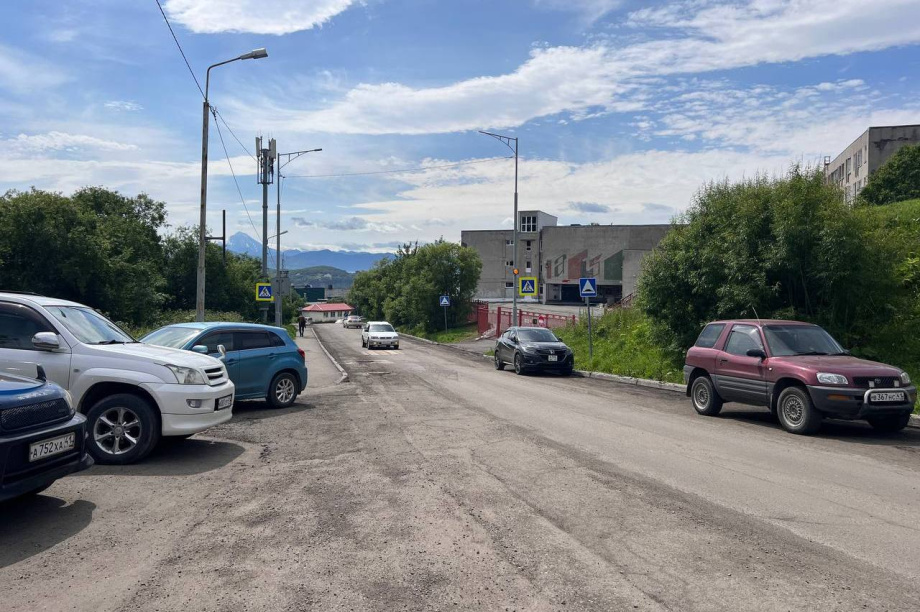 Камчатские депутаты проверили выполнение дорожных работ на улице Пономарёва. Фото: Евгения Медведева. Фотография 4