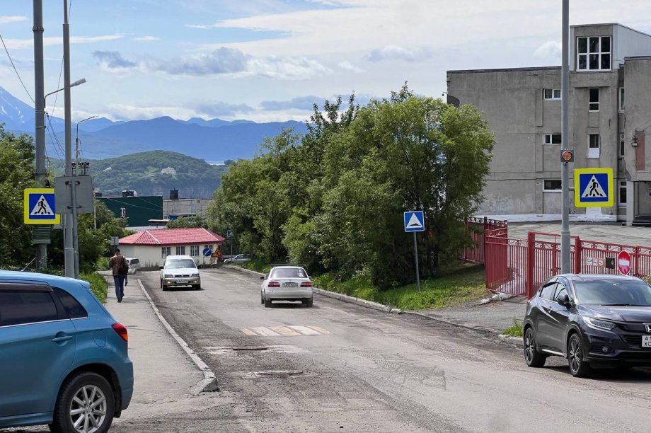 Камчатские депутаты проверили выполнение дорожных работ на улице Пономарёва. Фото: Евгения Медведева. Фотография 1
