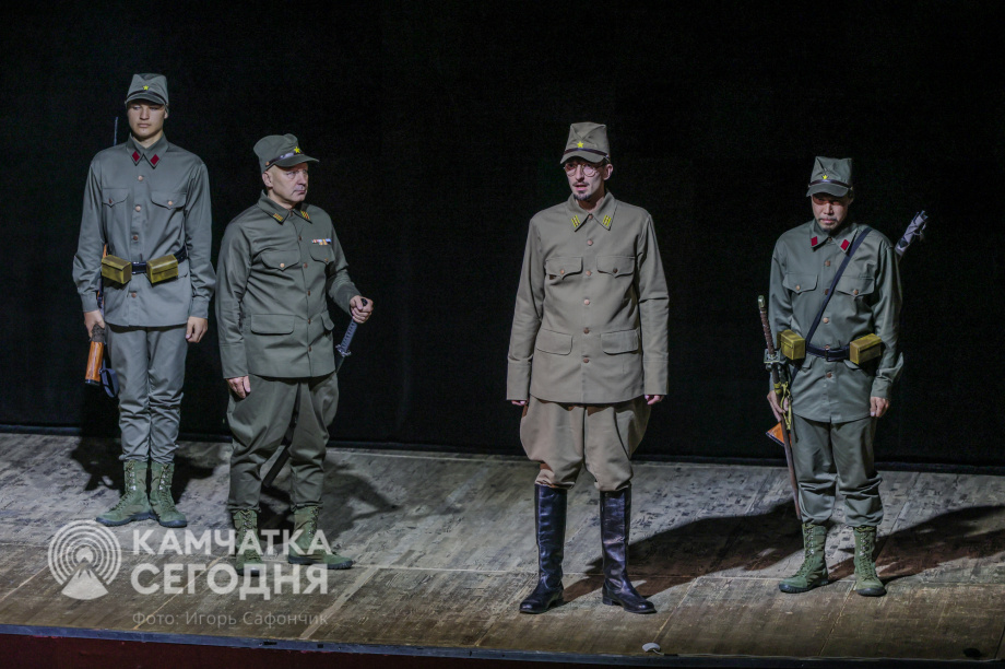 Спектакль «Баллада о Курильском десанте» стал финальный аккордом в череде памятных мероприятий к 80-летию Победы (фоторепортаж). . Фотография 19