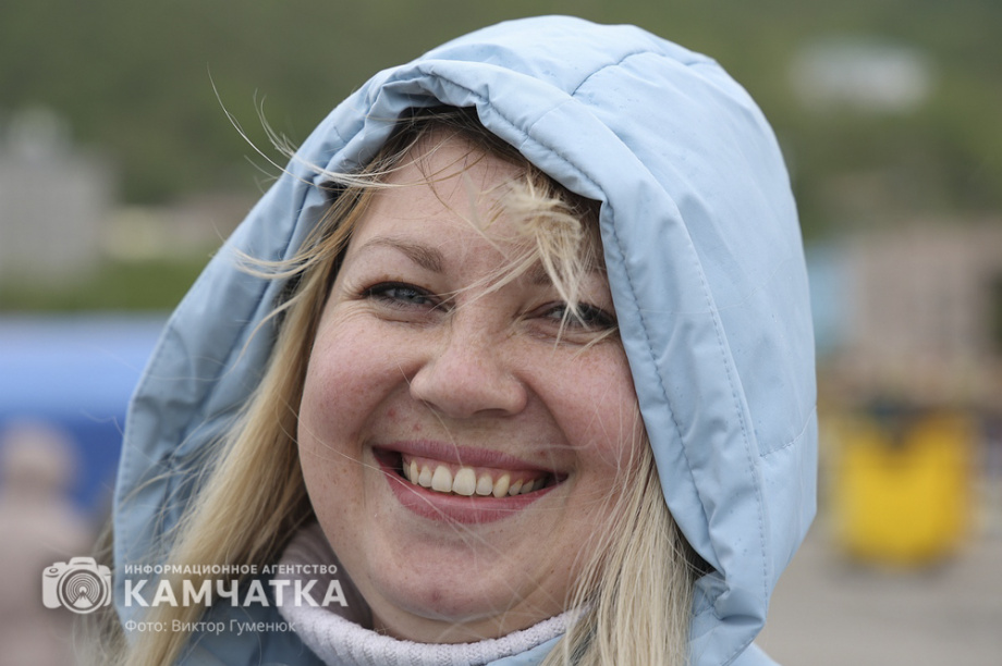 День России отметили на Камчатке многонационально, с митингом, концертом и детскими забавами. . Фотография 31