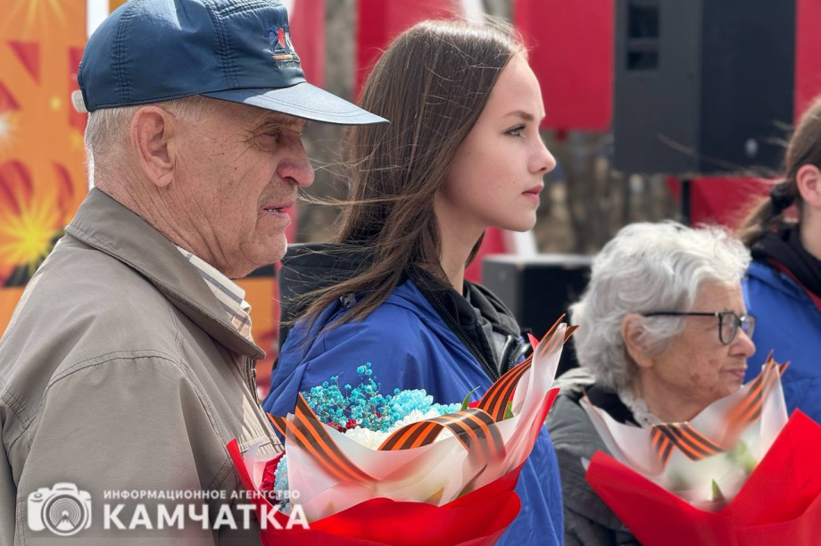 Камчатка почтила память героев Великой Отечественной возложением цветов. Фото: ИА "Камчатка". Фотография 23