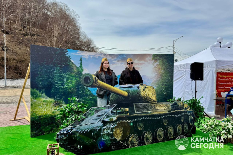 Отметить День Победы в центр Петропавловска-Камчатского пришли тысячи горожан. . Фотография 31