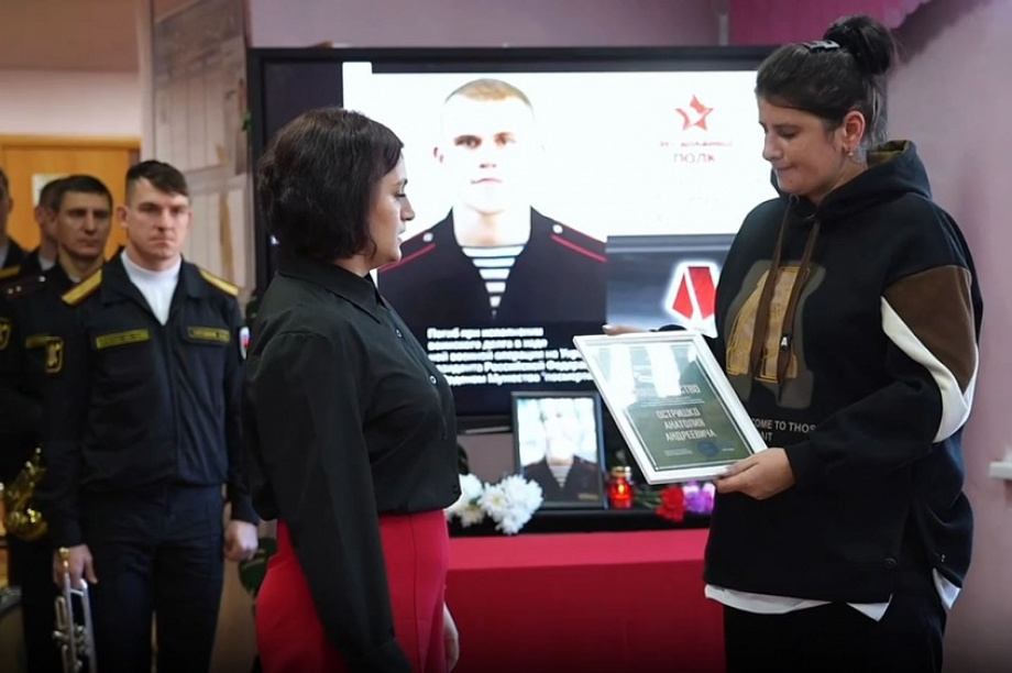 В школе №41 на Камчатке  появилась «Парта Героя» в честь Анатолия Остришко. Фото: Дума ПКГО. Фотография 4