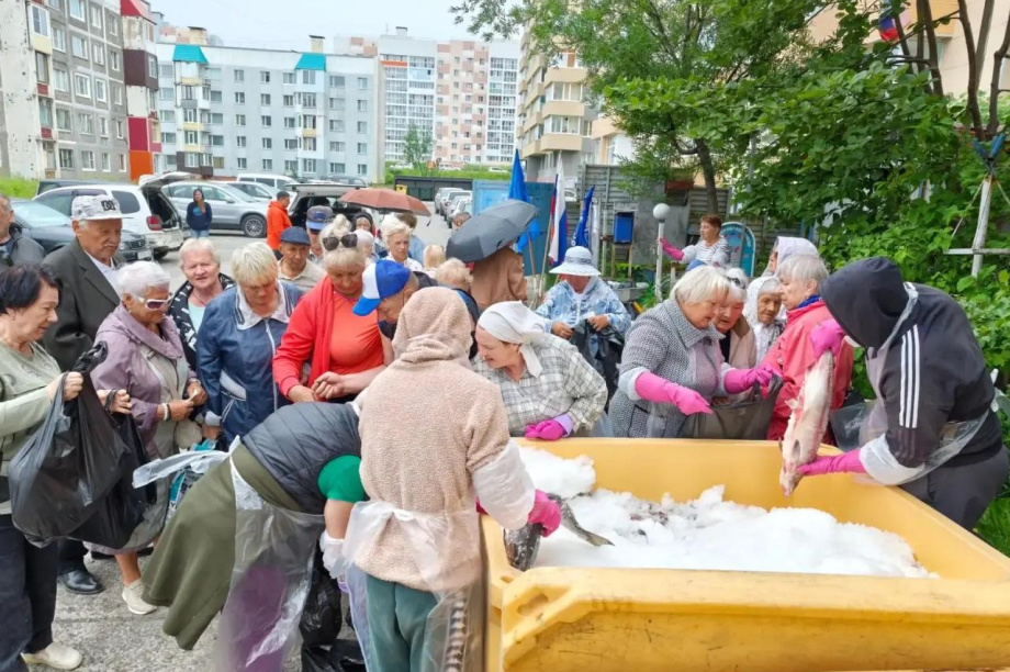 Рыбаки Камчатки бесплатно раздали 10 тонн лосося нуждающимся. Ассоциация "Река Большая". Фотография 7