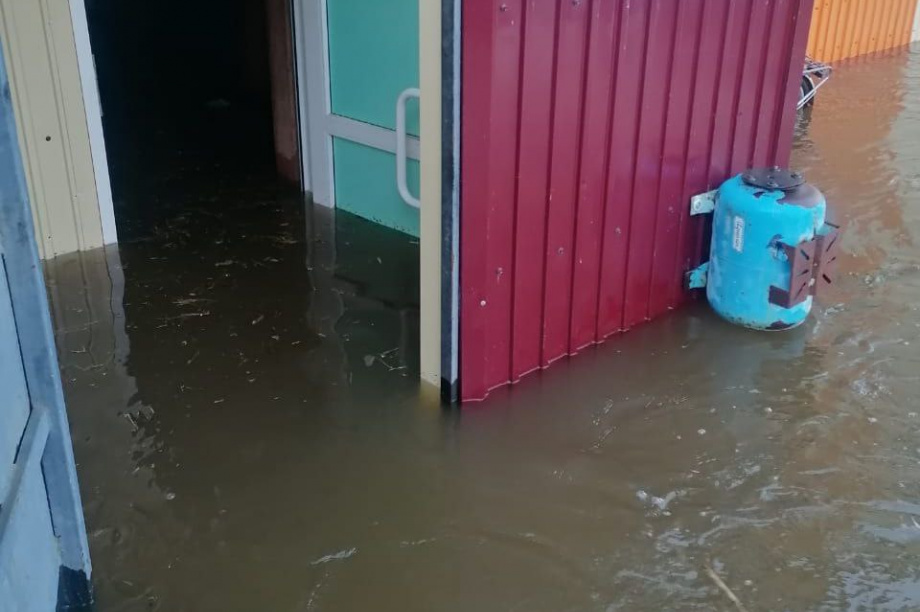 Рухнул мост, 90 % дворов райцентра затоплены в Соболевском районе Камчатки. Фото: Рита Валювич. Фотография 5