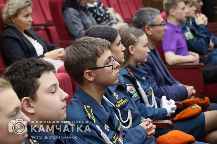 «Парту Героя» открыли сегодня в школе Петропавловска. фото: Виктор Гуменюк. Фотография 2