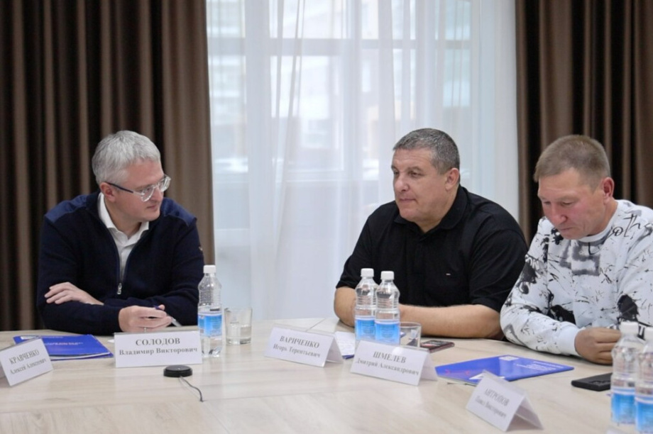 Губернатор Камчатского края встретился с героями СВО —  чемпионами «Абилимпикс». Фото: kamgov.ru. Фотография 2
