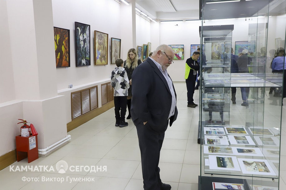 Открытие персональной юбилейной выставки Виталия Шохина «Мой вернисаж» на Камчатке. Фоторепортаж. Фото: Виктор Гуменюк\ИА "Камчатка". Фотография 15