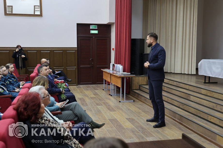 «Парту Героя» открыли сегодня в школе Петропавловска. фото: Виктор Гуменюк. Фотография 8