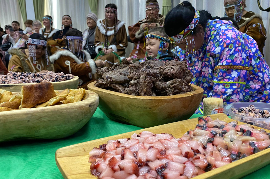 Гостей корякского праздника “Хололо” на Камчатке угостили национальными деликатесами. Фото: тг-канал "Камчатский Север". Фотография 7