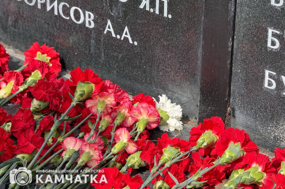 Камчатка почтила память героев Великой Отечественной возложением цветов. Фото: ИА "Камчатка". Фотография 14