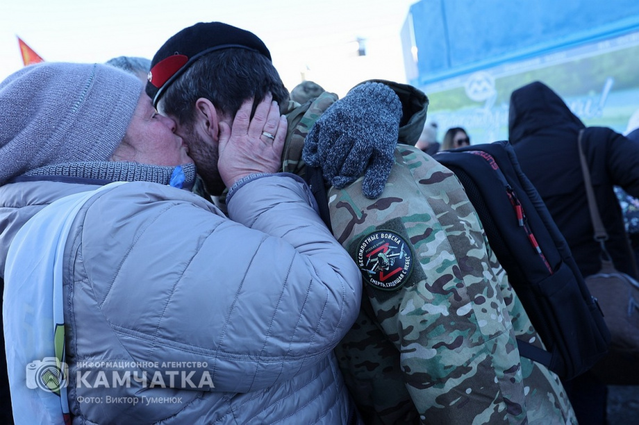 Это радость со слезами на глазах — самолёт с мобилизованными бойцами СВО прилетел на Камчатку. Фото: Виктор Гуменюк . Фотография 64